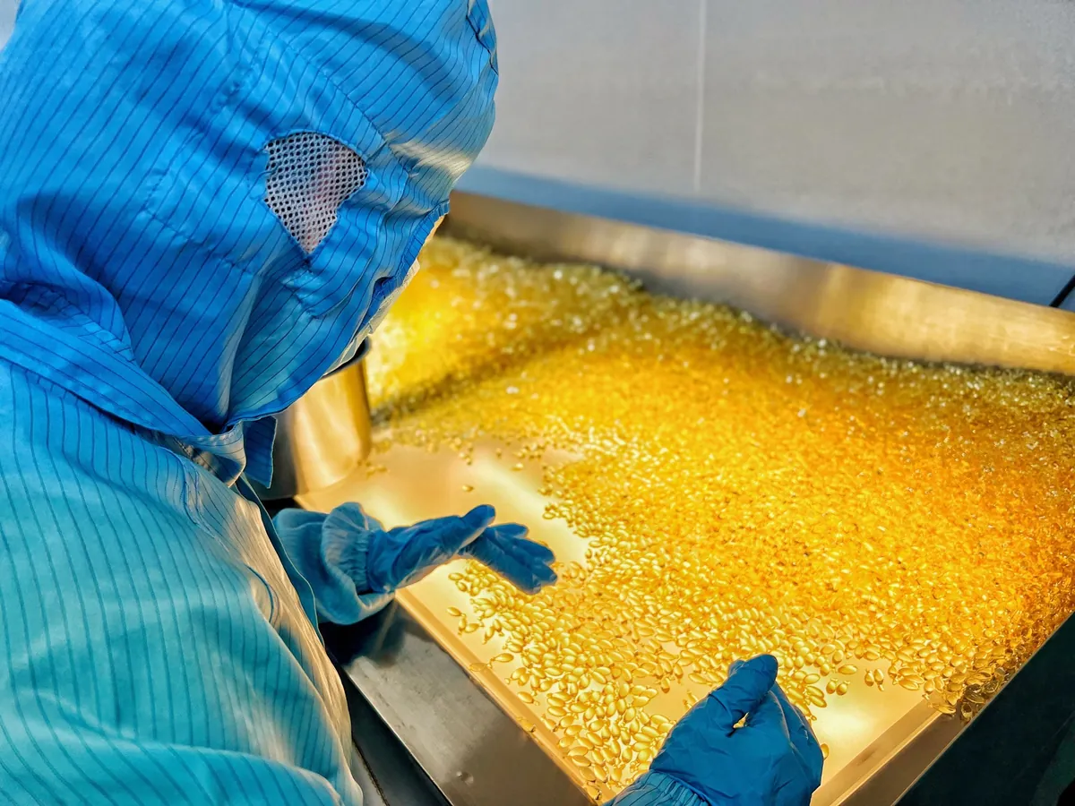 ATXA · Illuminated softgel tray · Manual inspection